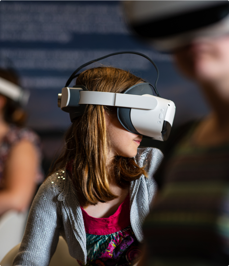 Jeune fille avec un casque VR, réalité virtuelle sur la tete.