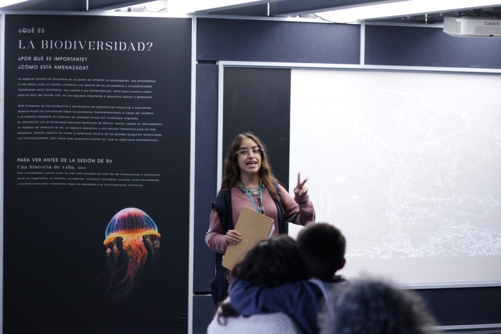 Jeune fille qui présente nos films de réalité virtuelle au museum de l'UNAM à MEXICO